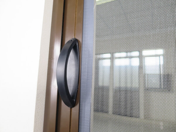 Retractable-Roll-Away-Screen-Door-details5